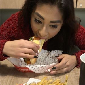 Meet your Posher, Claudia